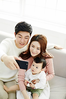 포토 JPG 응시 여자 남자 아들 가족 안기 엄마 실내 웃음 들기 앉기 상반신 성인 앞모습 세명 30대 스마트폰 소파 화목 한국인 아기 가족라이프 아빠 셀프카메라 국내포토 라이프스타일 시선 뷰포인트 컨셉 의자 관계 모션 표정 사람 동양인 내부 장년 핸드폰 스마트기기 사진촬영 파일형식 가구 인종 생활 전자제품 촬영 생활용품 오브젝트