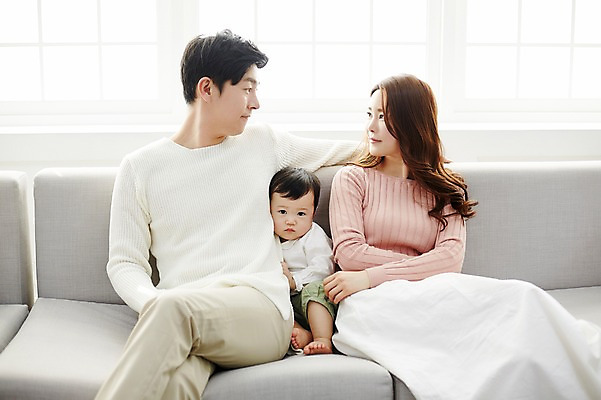 포토 JPG 응시 여자 남자 아들 거실 가족 엄마 실내 웃음 앉기 상반신 성인 앞모습 세명 30대 소파 마주보기 화목 한국인 아기 가족라이프 아빠 국내포토 라이프스타일 시선 뷰포인트 컨셉 의자 관계 모션 표정 사람 동양인 내부 장년 파일형식