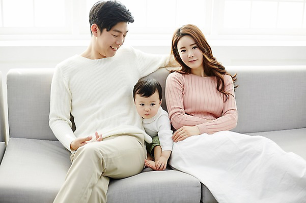 포토 JPG 응시 여자 남자 아들 거실 가족 엄마 실내 웃음 앉기 상반신 성인 앞모습 세명 30대 소파 화목 한국인 아기 가족라이프 아빠 국내포토 라이프스타일 시선 뷰포인트 컨셉 의자 관계 모션 표정 사람 동양인 내부 장년 파일형식