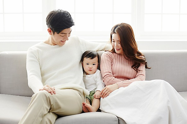 포토 JPG 전신 응시 여자 남자 아들 거실 가족 엄마 실내 웃음 앉기 상반신 성인 앞모습 세명 30대 소파 화목 한국인 아기 가족라이프 아빠 국내포토 라이프스타일 시선 뷰포인트 컨셉 의자 관계 모션 표정 사람 동양인 내부 장년 파일형식