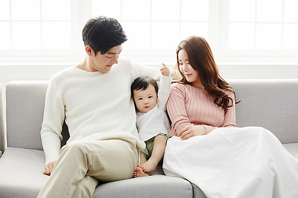 포토 JPG 전신 응시 여자 남자 아들 거실 가족 엄마 실내 웃음 앉기 상반신 성인 앞모습 세명 30대 소파 화목 한국인 아기 가족라이프 아빠 국내포토 라이프스타일 시선 뷰포인트 컨셉 의자 관계 모션 표정 사람 동양인 내부 장년 파일형식