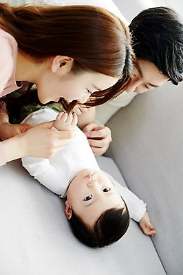 포토 JPG 응시 여자 남자 아들 엎드리기 거실 가족 엄마 실내 웃음 상반신 성인 옆모습 세명 30대 소파 눕기 화목 한국인 아기 가족라이프 아빠 국내포토 라이프스타일 시선 뷰포인트 컨셉 의자 관계 모션 표정 사람 동양인 내부 장년 파일형식