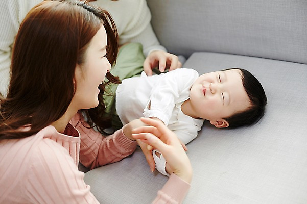 포토 JPG 응시 여자 남자 아들 거실 장난 가족 엄마 실내 웃음 상반신 성인 옆모습 신체부위 세명 30대 소파 눕기 화목 한국인 아기 가족라이프 아빠 국내포토 라이프스타일 시선 뷰포인트 컨셉 의자 관계 모션 표정 사람 동양인 내부 장년 파일형식