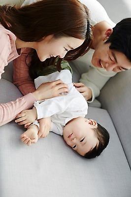 포토 JPG 응시 여자 남자 아들 엎드리기 거실 장난 가족 엄마 실내 웃음 상반신 성인 옆모습 세명 30대 소파 눕기 화목 한국인 아기 가족라이프 아빠 국내포토 라이프스타일 시선 뷰포인트 컨셉 의자 관계 모션 표정 사람 동양인 내부 장년 파일형식