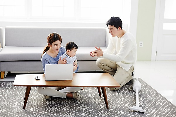 포토 JPG 전신 응시 여자 남자 아들 가사 가족 안기 엄마 실내 앉기 성인 앞모습 옆모습 세명 30대 노트북 소파 화목 한국인 육아 아기 가족라이프 업무 아빠 책상 청소기 재택근무 워킹맘 사회적거리두기 국내포토 라이프스타일 시선 캠페인 뷰포인트 가구 컨셉 의자 비즈니스 관계 모션 사람 동양인 내부 장년 전자제품 작업 비즈니스우먼 청소도구 파일형식