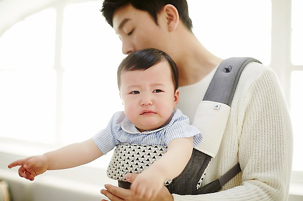 포토 JPG 응시 남자 아들 가족 안기 실내 서기 상반신 성인 두명 앞모습 30대 한국인 육아 아기 가족라이프 아빠 울음 당황 초보 부자지간 남자만 아기띠 남성육아휴직 육아대디 싱글대디 한부모가족 국내포토 라이프스타일 시선 감정 뷰포인트 관계 모션 표정 사람 동양인 내부 장년 아기용품 파일형식 육아휴직