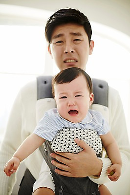 포토 JPG 남자 아들 가족 안기 실내 서기 상반신 성인 두명 앞모습 30대 한국인 육아 아기 가족라이프 찡그림 아빠 울음 당황 초보 부자지간 남자만 아기띠 남성육아휴직 육아대디 싱글대디 한부모가족 국내포토 라이프스타일 감정 뷰포인트 관계 모션 표정 사람 동양인 내부 장년 아기용품 파일형식 육아휴직