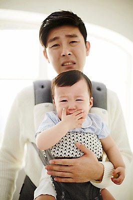 포토 JPG 남자 아들 가족 안기 실내 서기 상반신 성인 두명 앞모습 30대 한국인 육아 아기 가족라이프 찡그림 아빠 울음 당황 부자지간 남자만 아기띠 남성육아휴직 육아대디 싱글대디 한부모가족 국내포토 라이프스타일 감정 뷰포인트 관계 모션 표정 사람 동양인 내부 장년 아기용품 파일형식 육아휴직