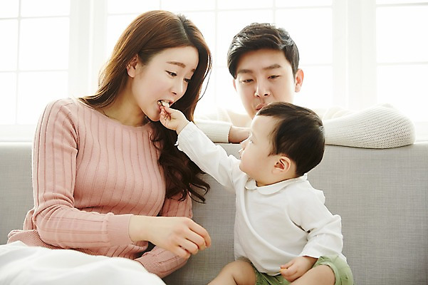 포토 JPG 응시 여자 남자 아들 거실 가족 엄마 실내 앉기 상반신 성인 앞모습 옆모습 세명 30대 소파 과자 화목 한국인 아기 가족라이프 아빠 먹기 주기 국내포토 라이프스타일 시선 뷰포인트 컨셉 의자 관계 모션 디저트 사람 동양인 내부 장년 파일형식 음식 가구 인종 생활 생활용품 오브젝트