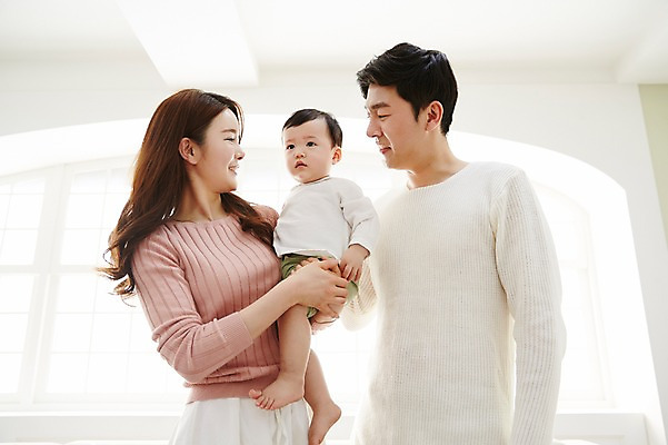 포토 JPG 응시 여자 남자 아들 거실 가족 안기 엄마 실내 서기 웃음 상반신 성인 앞모습 세명 30대 화목 한국인 아기 가족라이프 아빠 국내포토 라이프스타일 시선 뷰포인트 컨셉 관계 모션 표정 사람 동양인 내부 장년 파일형식