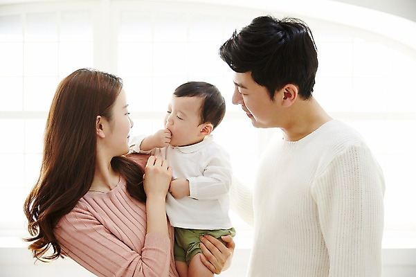 포토 JPG 응시 여자 남자 아들 거실 가족 안기 엄마 실내 서기 웃음 상반신 성인 앞모습 옆모습 세명 30대 화목 한국인 아기 가족라이프 아빠 국내포토 라이프스타일 시선 뷰포인트 컨셉 관계 모션 표정 사람 동양인 내부 장년 파일형식