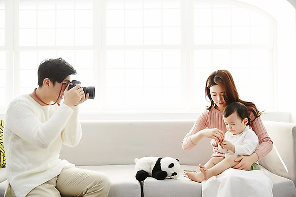 포토 JPG 전신 응시 여자 남자 아들 인형 거실 가족 안기 엄마 실내 웃음 앉기 상반신 성인 앞모습 옆모습 세명 30대 소파 카메라 사진촬영 화목 한국인 아기 가족라이프 아빠 국내포토 라이프스타일 시선 뷰포인트 컨셉 의자 관계 모션 표정 사람 동양인 내부 장년 전자제품 촬영 파일형식