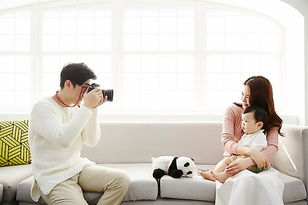 포토 JPG 응시 여자 남자 아들 인형 거실 가족 안기 엄마 실내 웃음 들기 앉기 상반신 성인 앞모습 옆모습 세명 30대 소파 카메라 화목 한국인 아기 가족라이프 아빠 국내포토 라이프스타일 시선 뷰포인트 컨셉 의자 관계 모션 표정 사람 동양인 내부 장년 전자제품 파일형식