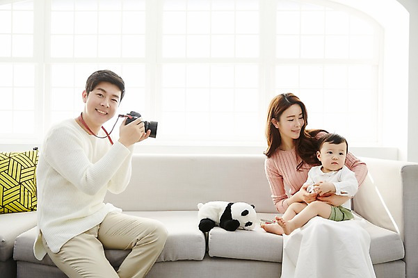 포토 JPG 응시 여자 남자 아들 인형 거실 가족 안기 엄마 실내 웃음 들기 앉기 상반신 성인 앞모습 옆모습 세명 30대 소파 카메라 화목 한국인 아기 가족라이프 아빠 국내포토 라이프스타일 시선 뷰포인트 컨셉 의자 관계 모션 표정 사람 동양인 내부 장년 전자제품 파일형식