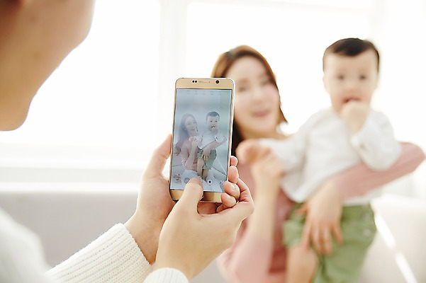 포토 JPG 응시 여자 남자 아들 거실 가족 안기 엄마 실내 웃음 들기 앉기 상반신 성인 앞모습 아웃포커스 신체부위 세명 30대 스마트폰 소파 사진촬영 화목 한국인 아기 가족라이프 아빠 국내포토 라이프스타일 시선 뷰포인트 컨셉 의자 관계 모션 촬영기법 표정 사람 동양인 내부 장년 핸드폰 스마트기기 촬영 파일형식