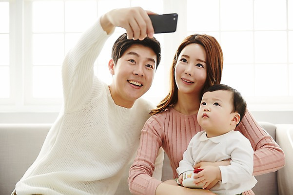 포토 JPG 응시 여자 남자 아들 가족 안기 엄마 실내 웃음 들기 앉기 상반신 성인 앞모습 세명 30대 스마트폰 소파 화목 한국인 아기 가족라이프 아빠 셀프카메라 국내포토 라이프스타일 시선 뷰포인트 컨셉 의자 관계 모션 표정 사람 동양인 내부 장년 핸드폰 스마트기기 사진촬영 파일형식