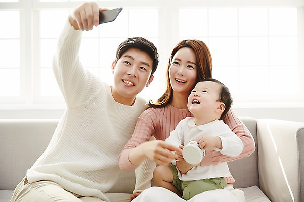 포토 JPG 응시 여자 남자 아들 가족 안기 엄마 실내 웃음 들기 앉기 상반신 성인 앞모습 세명 30대 스마트폰 소파 화목 한국인 아기 가족라이프 아빠 셀프카메라 국내포토 라이프스타일 시선 뷰포인트 컨셉 의자 관계 모션 표정 사람 동양인 내부 장년 핸드폰 스마트기기 사진촬영 파일형식