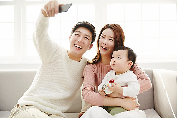 포토 JPG 응시 여자 남자 아들 가족 안기 엄마 실내 웃음 들기 앉기 상반신 성인 앞모습 세명 30대 스마트폰 소파 화목 한국인 아기 가족라이프 아빠 셀프카메라 국내포토 라이프스타일 시선 뷰포인트 컨셉 의자 관계 모션 표정 사람 동양인 내부 장년 핸드폰 스마트기기 사진촬영 파일형식