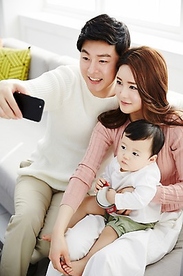 포토 JPG 응시 여자 남자 아들 가족 안기 엄마 실내 웃음 들기 앉기 상반신 성인 앞모습 세명 30대 스마트폰 소파 화목 한국인 아기 가족라이프 아빠 셀프카메라 국내포토 라이프스타일 시선 뷰포인트 컨셉 의자 관계 모션 표정 사람 동양인 내부 장년 핸드폰 스마트기기 사진촬영 파일형식