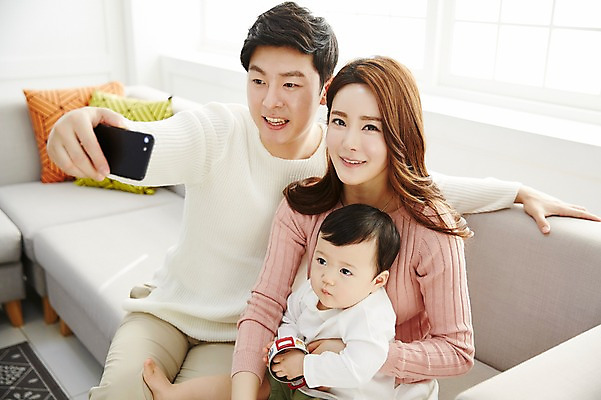 포토 JPG 응시 여자 남자 아들 가족 안기 엄마 실내 웃음 들기 앉기 상반신 성인 앞모습 세명 30대 스마트폰 소파 화목 한국인 아기 가족라이프 아빠 셀프카메라 국내포토 라이프스타일 시선 뷰포인트 컨셉 의자 관계 모션 표정 사람 동양인 내부 장년 핸드폰 스마트기기 사진촬영 파일형식