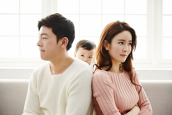 포토 JPG 응시 여자 남자 아들 거실 가족 엄마 실내 앉기 상반신 성인 옆모습 세명 30대 소파 팔짱 한국인 아기 가족라이프 아빠 싸움 눈치 국내포토 라이프스타일 시선 뷰포인트 의자 관계 모션 사람 동양인 내부 장년 파일형식