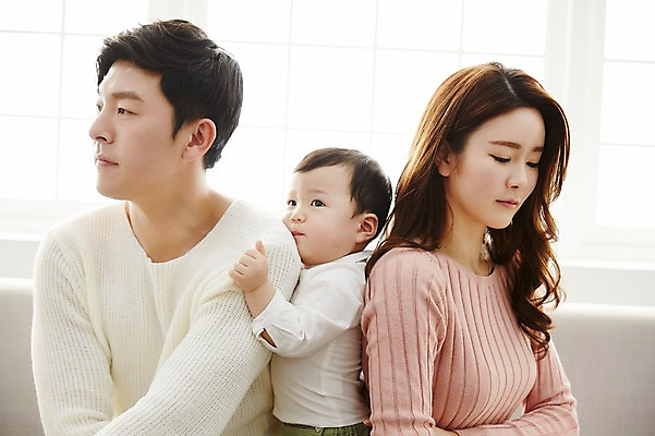 포토 JPG 응시 여자 남자 아들 거실 가족 엄마 실내 서기 앉기 상반신 성인 앞모습 옆모습 세명 30대 소파 한국인 아기 가족라이프 아빠 싸움 눈치 국내포토 라이프스타일 시선 뷰포인트 의자 관계 모션 사람 동양인 내부 장년 파일형식