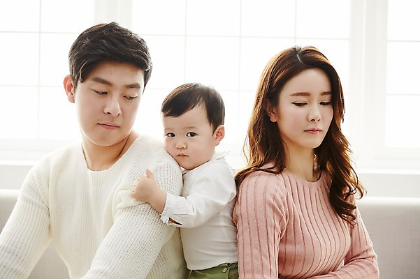 포토 JPG 응시 여자 남자 아들 거실 가족 엄마 실내 서기 앉기 상반신 성인 옆모습 세명 30대 소파 한국인 아기 가족라이프 아빠 싸움 눈치 국내포토 라이프스타일 시선 뷰포인트 의자 관계 모션 사람 동양인 내부 장년 파일형식