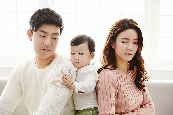 포토 JPG 응시 여자 남자 아들 거실 가족 엄마 실내 서기 앉기 상반신 성인 옆모습 세명 30대 소파 팔짱 한국인 아기 가족라이프 아빠 싸움 노려봄 국내포토 라이프스타일 시선 뷰포인트 의자 관계 모션 표정 사람 동양인 내부 장년 파일형식