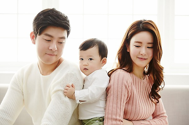 포토 JPG 응시 여자 남자 아들 거실 가족 엄마 실내 서기 미소 앉기 상반신 성인 옆모습 세명 30대 소파 한국인 아기 가족라이프 아빠 국내포토 라이프스타일 시선 뷰포인트 의자 관계 모션 표정 사람 동양인 내부 장년 파일형식