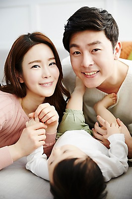 포토 JPG 응시 여자 남자 아들 엎드리기 거실 장난 가족 엄마 실내 웃음 상반신 성인 앞모습 세명 30대 소파 눕기 화목 한국인 아기 가족라이프 아빠 국내포토 라이프스타일 시선 뷰포인트 컨셉 의자 관계 모션 표정 사람 동양인 내부 장년 파일형식