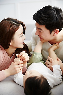 포토 JPG 전신 응시 여자 남자 아들 엎드리기 거실 가족 엄마 실내 웃음 상반신 성인 앞모습 세명 30대 소파 눕기 마주보기 화목 한국인 아기 가족라이프 아빠 국내포토 라이프스타일 시선 뷰포인트 컨셉 의자 관계 모션 표정 사람 동양인 내부 장년 파일형식 가구 인종 생활 생활용품 오브젝트