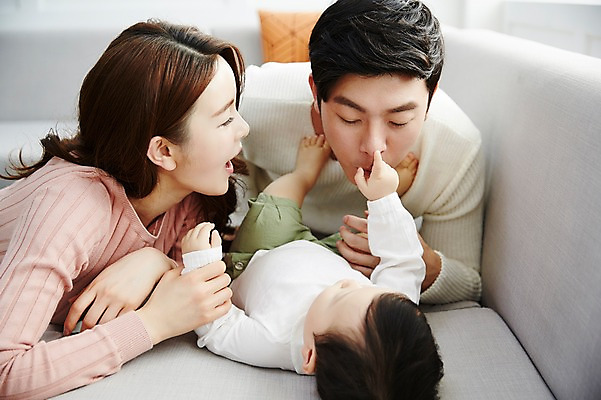 포토 JPG 전신 응시 여자 남자 아들 엎드리기 거실 장난 가족 엄마 실내 웃음 상반신 성인 앞모습 옆모습 세명 30대 소파 눕기 화목 한국인 아기 가족라이프 아빠 국내포토 라이프스타일 시선 뷰포인트 컨셉 의자 관계 모션 표정 사람 동양인 내부 장년 파일형식