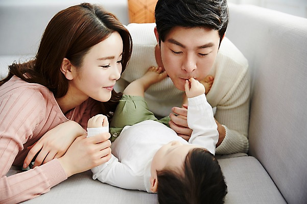 포토 JPG 전신 응시 여자 남자 아들 엎드리기 거실 장난 가족 엄마 실내 웃음 상반신 성인 앞모습 세명 30대 소파 눕기 화목 한국인 아기 가족라이프 아빠 국내포토 라이프스타일 시선 뷰포인트 컨셉 의자 관계 모션 표정 사람 동양인 내부 장년 파일형식