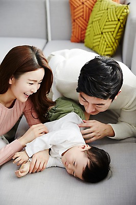 포토 JPG 응시 여자 남자 아들 엎드리기 쿠션 거실 장난 가족 엄마 실내 웃음 상반신 성인 앞모습 옆모습 아웃포커스 세명 30대 소파 눕기 화목 한국인 아기 가족라이프 아빠 국내포토 라이프스타일 시선 뷰포인트 컨셉 의자 관계 모션 촬영기법 표정 사람 동양인 내부 장년 파일형식