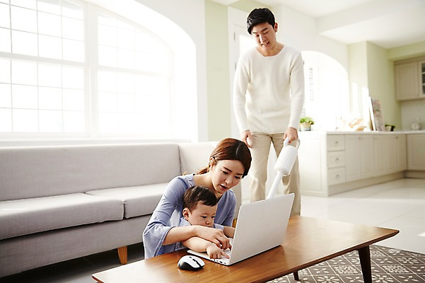 포토 JPG 응시 여자 남자 아들 가사 거실 가족 안기 엄마 실내 서기 앉기 상반신 성인 앞모습 옆모습 세명 30대 노트북 소파 한국인 아기 가족라이프 아빠 청소 책상 청소기 재택근무 워킹맘 사회적거리두기 국내포토 라이프스타일 시선 캠페인 뷰포인트 가구 의자 비즈니스 관계 모션 사람 동양인 내부 장년 전자제품 비즈니스우먼 청소도구 파일형식
