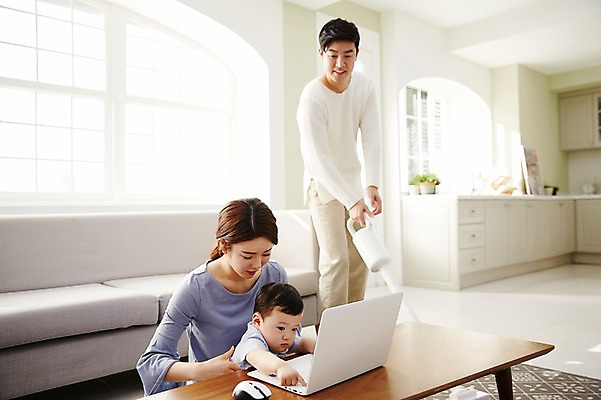 포토 JPG 응시 여자 남자 아들 가사 거실 가족 안기 엄마 실내 서기 웃음 앉기 상반신 성인 앞모습 세명 30대 노트북 소파 한국인 아기 가족라이프 아빠 청소 책상 청소기 재택근무 워킹맘 사회적거리두기 국내포토 라이프스타일 시선 캠페인 뷰포인트 가구 의자 비즈니스 관계 모션 표정 사람 동양인 내부 장년 전자제품 비즈니스우먼 청소도구 파일형식