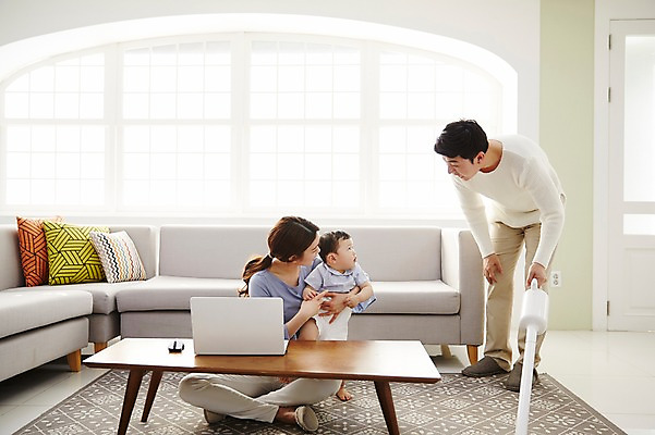 포토 JPG 전신 응시 여자 남자 아들 가사 거실 가족 엄마 실내 서기 웃음 앉기 성인 앞모습 세명 30대 노트북 소파 한국인 아기 가족라이프 아빠 청소 책상 청소기 재택근무 워킹맘 사회적거리두기 국내포토 라이프스타일 시선 캠페인 뷰포인트 가구 의자 비즈니스 관계 모션 표정 사람 동양인 내부 장년 전자제품 비즈니스우먼 청소도구 파일형식