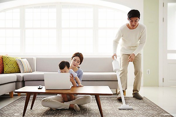 포토 JPG 전신 응시 여자 남자 아들 가사 거실 가족 엄마 실내 서기 앉기 성인 앞모습 세명 30대 노트북 소파 한국인 아기 가족라이프 아빠 청소 책상 청소기 재택근무 워킹맘 사회적거리두기 국내포토 라이프스타일 시선 캠페인 뷰포인트 가구 의자 비즈니스 관계 모션 사람 동양인 내부 장년 전자제품 비즈니스우먼 청소도구 파일형식