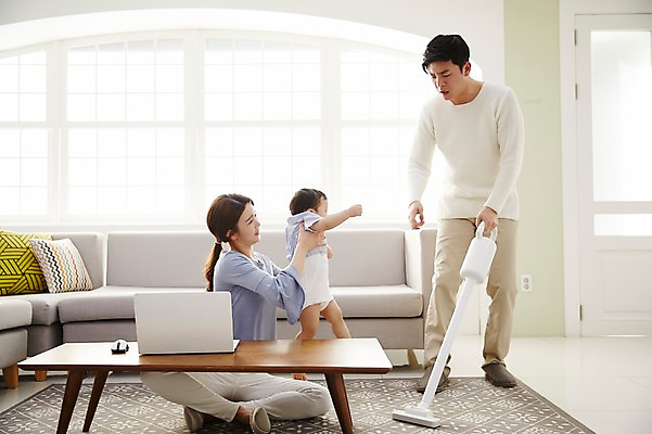 포토 JPG 전신 응시 여자 남자 아들 가사 거실 가족 엄마 실내 서기 앉기 성인 앞모습 옆모습 세명 30대 노트북 소파 한국인 아기 가족라이프 찡그림 아빠 청소 책상 주기 청소기 재택근무 워킹맘 사회적거리두기 국내포토 라이프스타일 시선 캠페인 뷰포인트 가구 의자 비즈니스 관계 모션 표정 사람 동양인 내부 장년 전자제품 비즈니스우먼 청소도구 파일형식