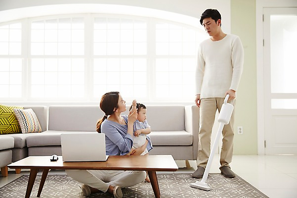 포토 JPG 전신 응시 여자 남자 아들 가사 거실 가족 안기 엄마 실내 서기 앉기 성인 앞모습 세명 30대 노트북 소파 한국인 아기 가족라이프 찡그림 아빠 청소 책상 청소기 재택근무 워킹맘 사회적거리두기 국내포토 라이프스타일 시선 캠페인 뷰포인트 가구 의자 비즈니스 관계 모션 표정 사람 동양인 내부 장년 전자제품 비즈니스우먼 청소도구 파일형식