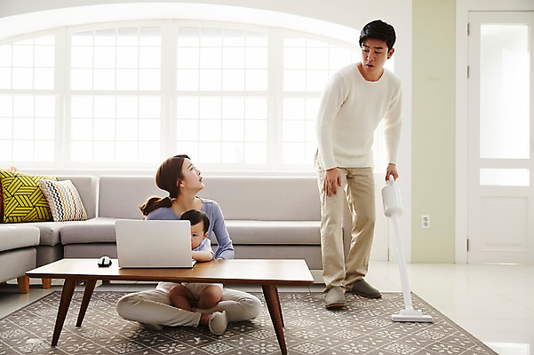 포토 JPG 전신 응시 여자 남자 아들 가사 거실 가족 안기 엄마 실내 서기 앉기 성인 앞모습 세명 30대 노트북 소파 한국인 아기 가족라이프 아빠 청소 책상 청소기 재택근무 워킹맘 사회적거리두기 국내포토 라이프스타일 시선 캠페인 뷰포인트 가구 의자 비즈니스 관계 모션 사람 동양인 내부 장년 전자제품 비즈니스우먼 청소도구 파일형식 생활용품 인종 생활 도구 직장인 직업 오브젝트