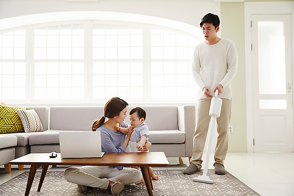 포토 JPG 전신 응시 여자 남자 아들 가사 거실 가족 안기 엄마 실내 서기 웃음 앉기 성인 앞모습 옆모습 세명 30대 노트북 소파 한국인 아기 가족라이프 찡그림 아빠 청소 책상 청소기 재택근무 워킹맘 사회적거리두기 국내포토 라이프스타일 시선 캠페인 뷰포인트 가구 의자 비즈니스 관계 모션 표정 사람 동양인 내부 장년 전자제품 비즈니스우먼 청소도구 파일형식