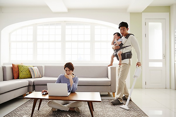 포토 JPG 전신 응시 여자 남자 아들 쿠션 가사 거실 가족 안기 엄마 실내 서기 앉기 성인 앞모습 옆모습 세명 30대 노트북 소파 한국인 아기 가족라이프 업무 아빠 청소 책상 청소기 재택근무 워킹맘 아기띠 사회적거리두기 국내포토 라이프스타일 시선 캠페인 뷰포인트 가구 의자 비즈니스 관계 모션 사람 동양인 내부 장년 전자제품 아기용품 작업 비즈니스우먼 청소도구 파일형식