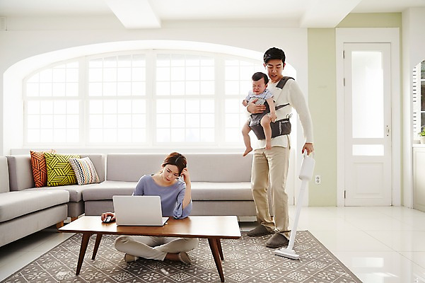 포토 JPG 전신 응시 여자 남자 아들 가사 거실 가족 안기 엄마 실내 서기 앉기 성인 앞모습 옆모습 세명 30대 노트북 소파 한국인 아기 가족라이프 업무 아빠 청소 책상 청소기 재택근무 워킹맘 아기띠 사회적거리두기 국내포토 라이프스타일 시선 캠페인 뷰포인트 가구 의자 비즈니스 관계 모션 사람 동양인 내부 장년 전자제품 아기용품 작업 비즈니스우먼 청소도구 파일형식