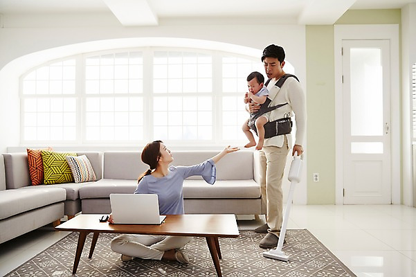 포토 JPG 전신 응시 여자 남자 아들 가사 거실 가족 안기 엄마 실내 서기 앉기 성인 앞모습 옆모습 세명 30대 노트북 소파 한국인 아기 가족라이프 찡그림 아빠 청소 책상 청소기 재택근무 워킹맘 아기띠 사회적거리두기 국내포토 라이프스타일 시선 캠페인 뷰포인트 가구 의자 비즈니스 관계 모션 표정 사람 동양인 내부 장년 전자제품 아기용품 비즈니스우먼 청소도구 파일형식