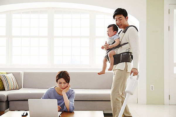 포토 JPG 전신 응시 여자 남자 아들 가사 거실 가족 안기 엄마 실내 서기 앉기 상반신 성인 앞모습 옆모습 세명 30대 노트북 소파 한국인 아기 가족라이프 업무 찡그림 아빠 청소 책상 청소기 재택근무 워킹맘 아기띠 사회적거리두기 국내포토 라이프스타일 시선 캠페인 뷰포인트 가구 의자 비즈니스 관계 모션 표정 사람 동양인 내부 장년 전자제품 아기용품 작업 비즈니스우먼 청소도구 파일형식
