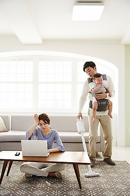 포토 JPG 전신 응시 여자 남자 아들 가사 거실 가족 안기 엄마 실내 서기 앉기 성인 앞모습 세명 30대 노트북 소파 한국인 아기 가족라이프 업무 찡그림 아빠 청소 책상 청소기 재택근무 워킹맘 아기띠 사회적거리두기 국내포토 라이프스타일 시선 캠페인 뷰포인트 가구 의자 비즈니스 관계 모션 표정 사람 동양인 내부 장년 전자제품 아기용품 작업 비즈니스우먼 청소도구 파일형식
