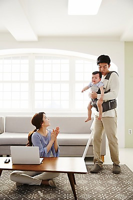 포토 JPG 전신 응시 여자 남자 아들 가사 거실 가족 안기 엄마 실내 서기 앉기 성인 앞모습 세명 30대 노트북 소파 한국인 아기 가족라이프 찡그림 아빠 청소 책상 청소기 재택근무 워킹맘 아기띠 사회적거리두기 국내포토 라이프스타일 시선 캠페인 뷰포인트 가구 의자 비즈니스 관계 모션 표정 사람 동양인 내부 장년 전자제품 아기용품 비즈니스우먼 청소도구 파일형식