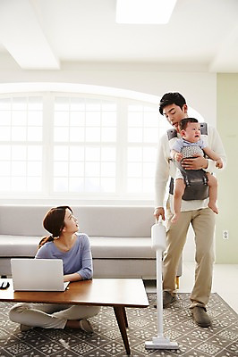 포토 JPG 전신 응시 여자 남자 아들 가사 거실 가족 안기 엄마 실내 서기 앉기 성인 앞모습 세명 30대 노트북 소파 한국인 아기 가족라이프 찡그림 아빠 청소 책상 청소기 재택근무 워킹맘 아기띠 사회적거리두기 국내포토 라이프스타일 시선 캠페인 뷰포인트 가구 의자 비즈니스 관계 모션 표정 사람 동양인 내부 장년 전자제품 아기용품 비즈니스우먼 청소도구 파일형식