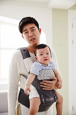 포토 JPG 남자 아들 가족 안기 실내 피곤 서기 상반신 성인 두명 앞모습 30대 한국인 육아 아기 가족라이프 찡그림 아빠 울음 힘듦 부자지간 남자만 아기띠 남성육아휴직 육아대디 싱글대디 한부모가족 국내포토 라이프스타일 뷰포인트 컨셉 관계 모션 표정 사람 동양인 내부 장년 아기용품 파일형식 육아휴직